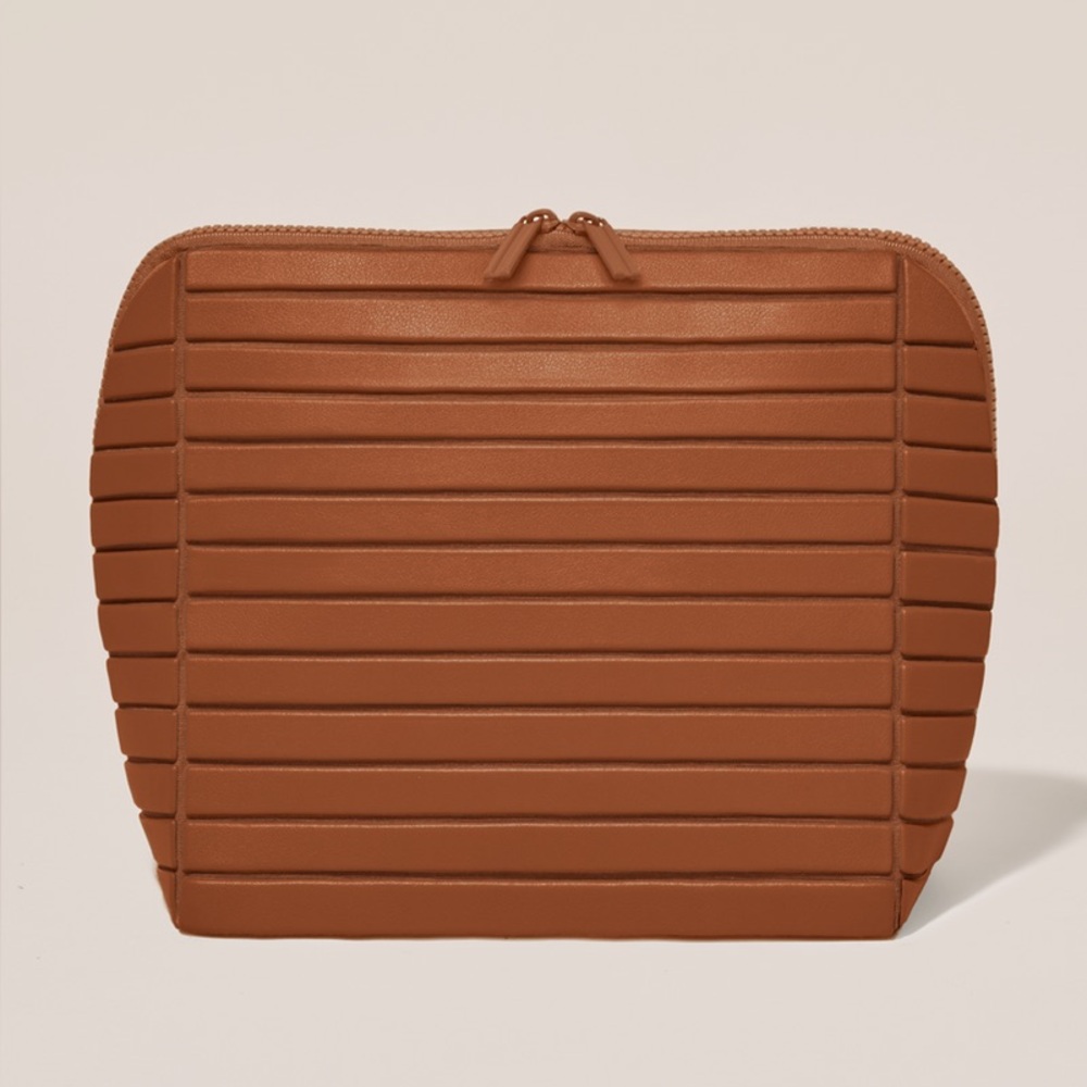 NWOT Parallelle The Large Traveller in Vicuna Brown Camel Fold Down Makeup Bag